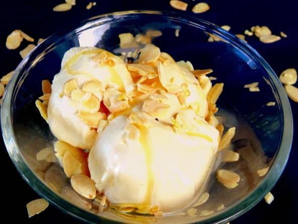 Crème glacée fait maison au miel et amandes caramélisées