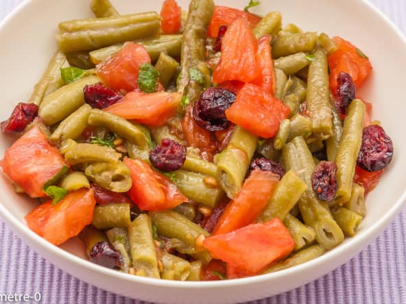 Salade de tomates, haricots verts, canneberges et menthe