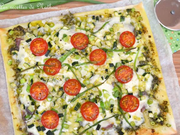 Pizza verte au pesto, courgettes, jeunes oignons et jambon cru