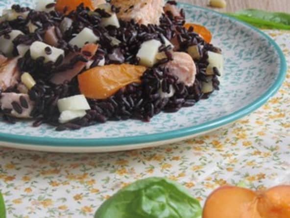 Salade de riz noir au saumon et abricots rôtis
