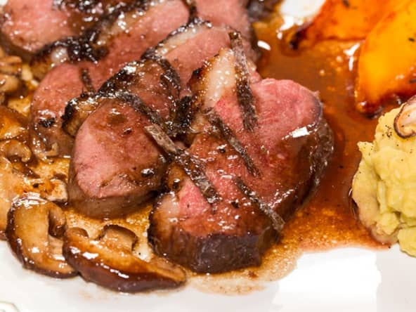 Magret de canard au Ratafia de Champagne, mangues rôties à la vanille et Shiitakés