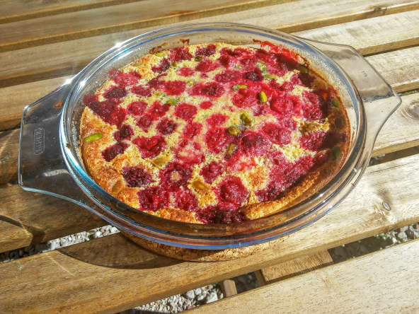 Clafoutis moelleux aux framboises et pistaches