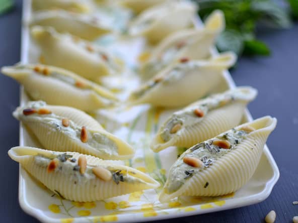 Conchiglioni farcis à la ricotta et au pesto pour l'apéritif