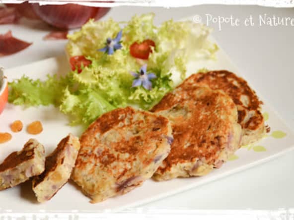 Pancakes salés aux lardons, oignons rouges confits, raisins et thym