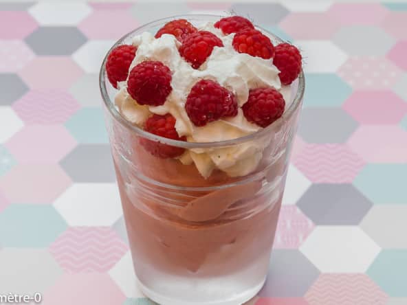 Coupe de glace à la framboise et à la chantilly