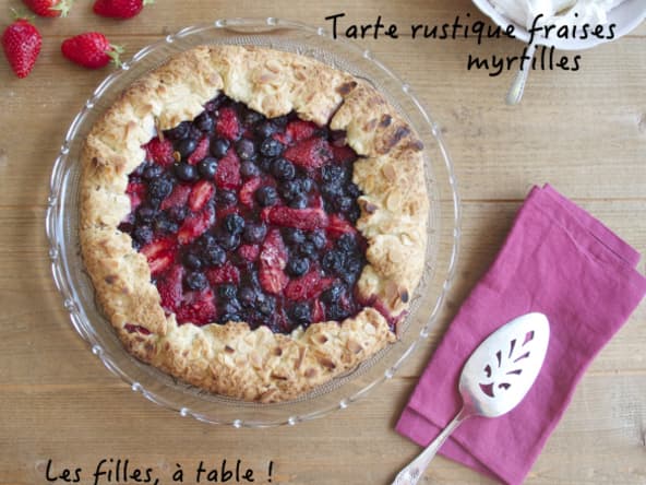 Tarte rustique gourmande aux fraises et myrtilles