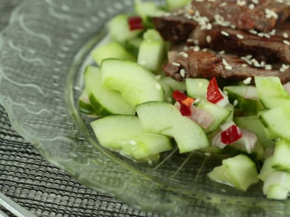 Salade de concombre aigre-piquante et restes de bœuf grillé