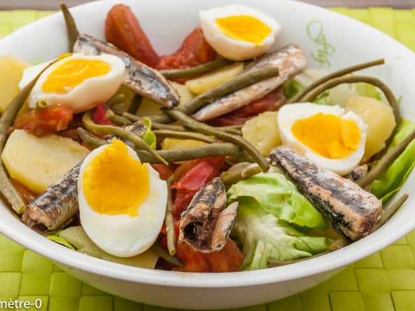 Salade de pommes de terre, tomate, oeufs et anchois