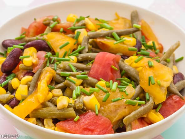 Salade de tomates, haricots rouges, maïs et haricots verts