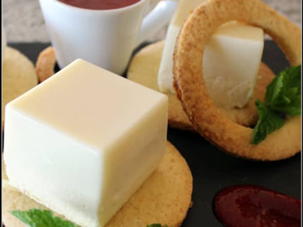 Cube de panna cotta au chocolat blanc sur sablé amande , coulis de framboise et menthe douce