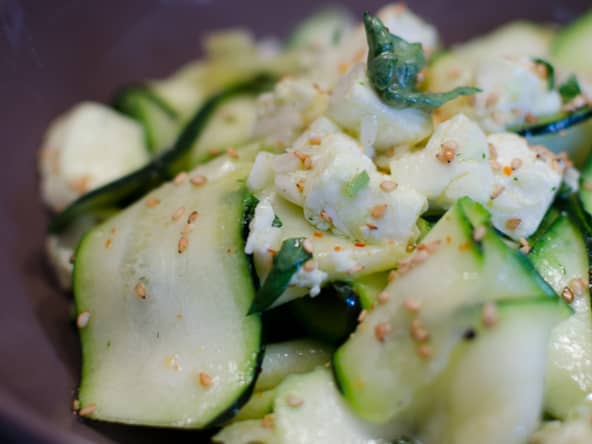 Tagliatelles de courgettes, au basilic et à la mozzarella