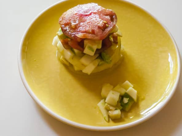 Millefeuille de tomates, avocat et pomme verte