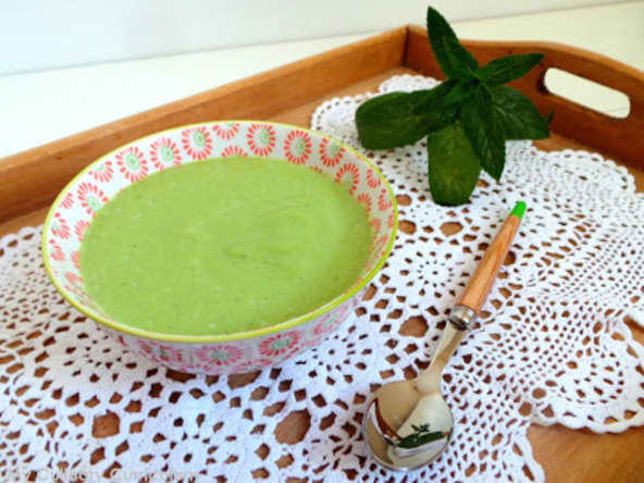 Soupe froide de petits pois aux poivrons et à la menthe poivrée