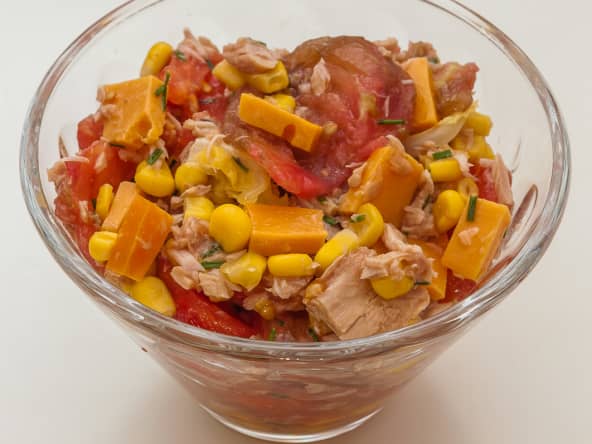 Salade de tomates, thon, pomelo, maïs