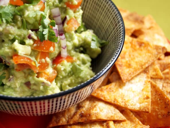 Guacamole et chips tortilla au paprika maison