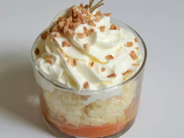 Verrines aux abricots poêlés au miel et au romarin, brioche maison et chantilly