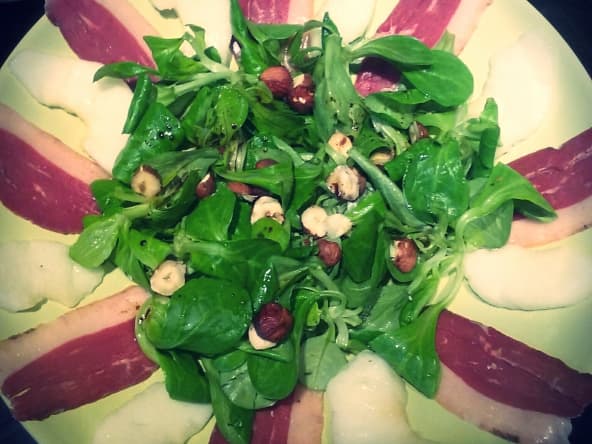 Salade de magrets fumés, poires et noisettes