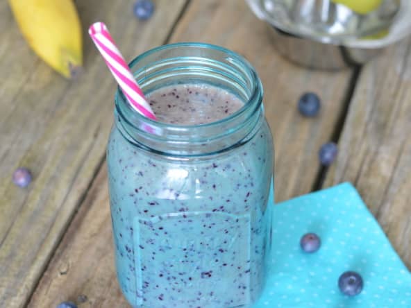 Smoothie banane, myrtille, coco et citron vert