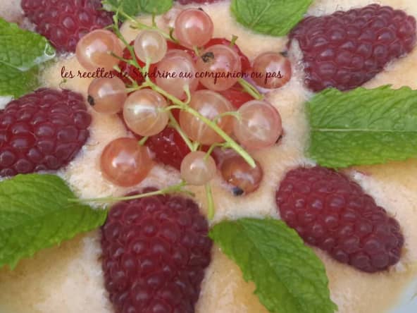 Soupe de melon et sa nage de fruits du jardin