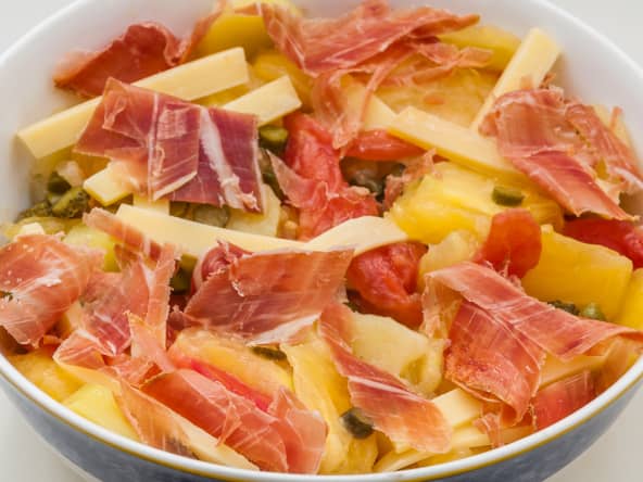 Salade de pommes de terre aux tomates anciennes, comté et jambon sec