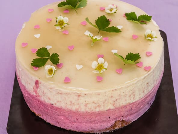 Gâteau mousseux aux pêches et fruits rouges