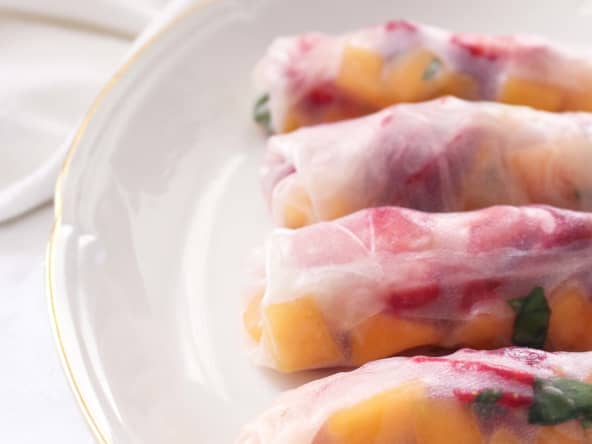 Rouleaux de printemps melon, fraises et basilic