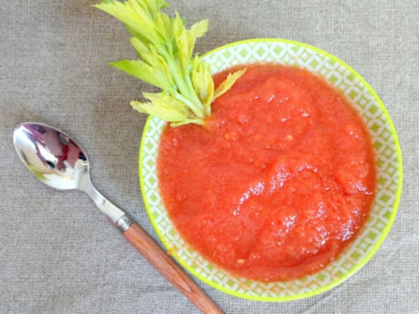 Soupe froide de tomates, céleri et paprika
