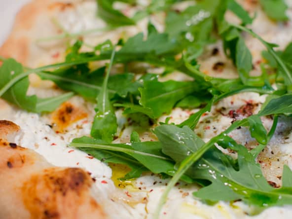 Pizza au chèvre frais, aux baies rouges et à la roquette
