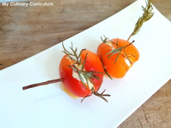 Brochettes d'abricots farcis au chèvre frais, miel et romarin