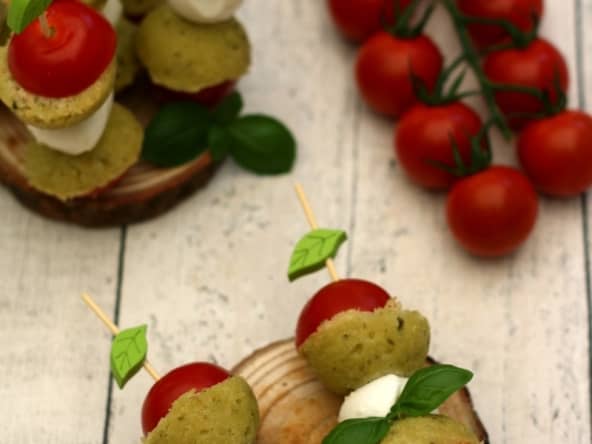 Brochettes apéritives au pesto, mozzarella et tomates cerises