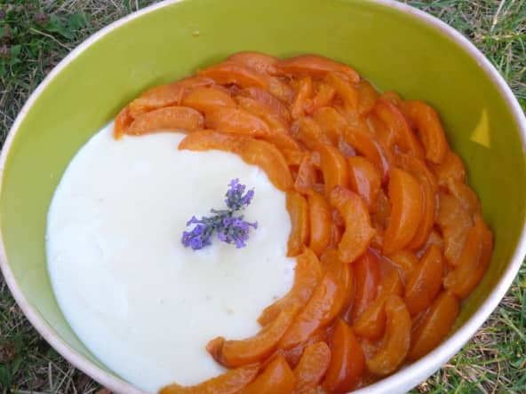 Crème à la lavande et abricots poêlés