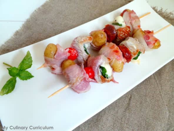 Brochettes d'escalopes de veau farcies à la mozzarella et pommes de terre grenailles au bacon