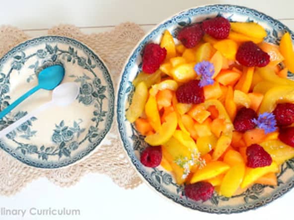 Salade de melon, pêches, prunes et framboises au sirop de gingembre