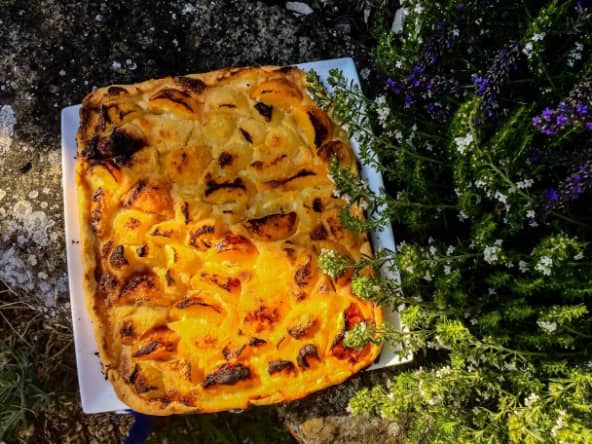 Une tarte aux pêches et à l’amande