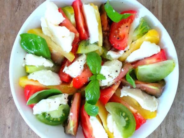 Salade de tomates multicolores avec de la mozzarella