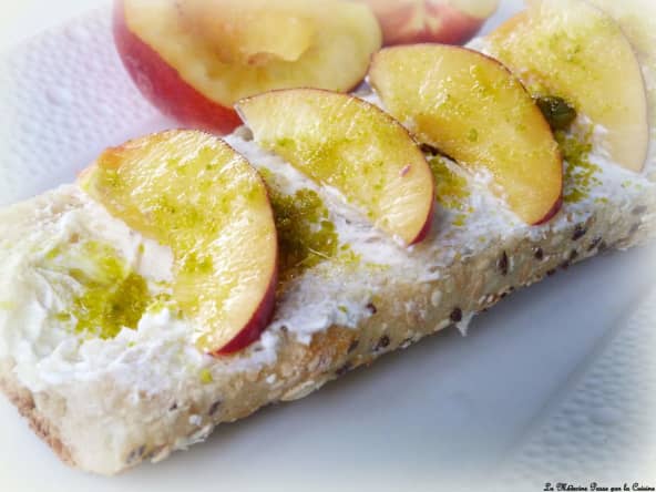 Tartine de chèvre et nectarine, huile de pistache