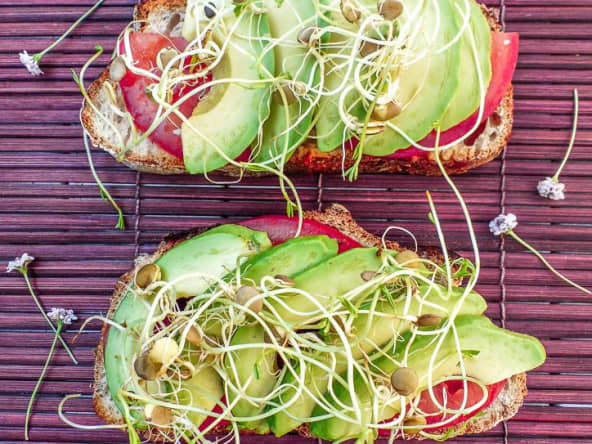 Tartine tomate avocat et pousses de lentilles