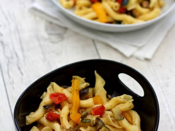 Salade de pâtes aux légumes rôtis (tomates, aubergines, poivrons...)