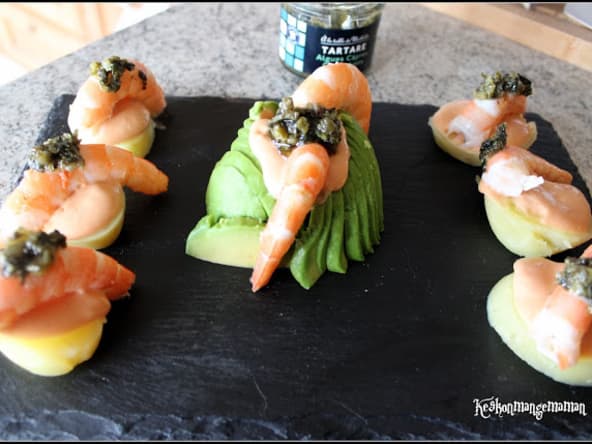 Cocktail de crevettes à l'avocat destructuré pour l'apéro , tartare d'algues et capres