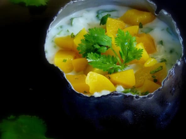 Riz au lait de coco, pêches et coriandre