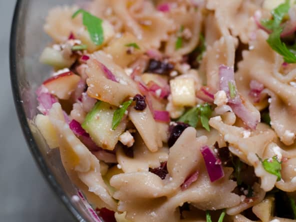 Salade de farfalle aux 2 pommes, aux cranberries et à la feta