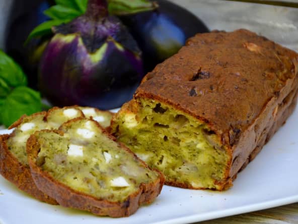 Cake à l'aubergine, pesto et feta