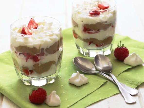 Eton mess à la rhubarbe, fraise et amande