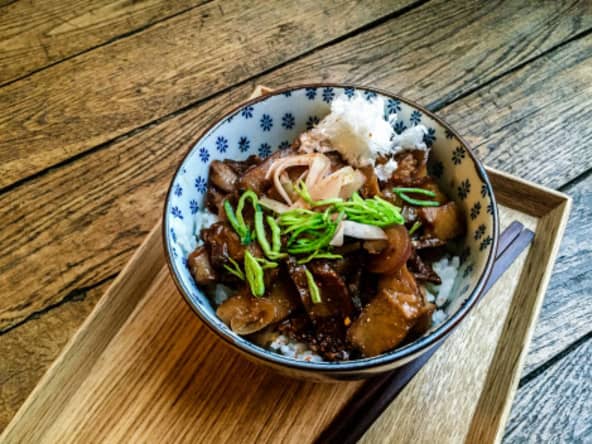 Un gyudon au seitan ou pāsonaru-don végétarien comme au Japon