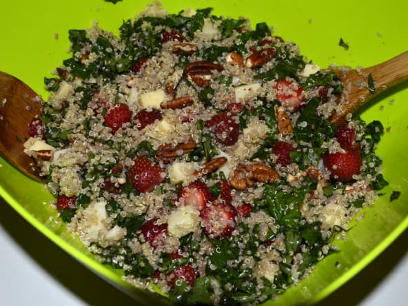 Salade de quinoa et chou kale aux fraises