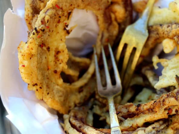 Tempura d'oignons rouges pour l'apéritif