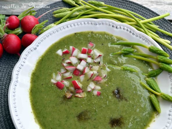 Soupe froide anti-gaspi de laitue feuilles de chêne et fanes de radis, asperges sauvages