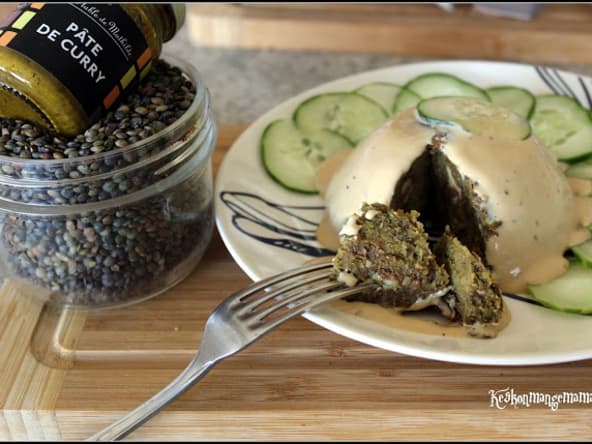 Dôme de lentilles et courgettes au curry coco et noix de pécan, sauce épautre et soja