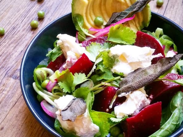 Salade de betterave et burrata au vert, chips de sauge et avocat fondant