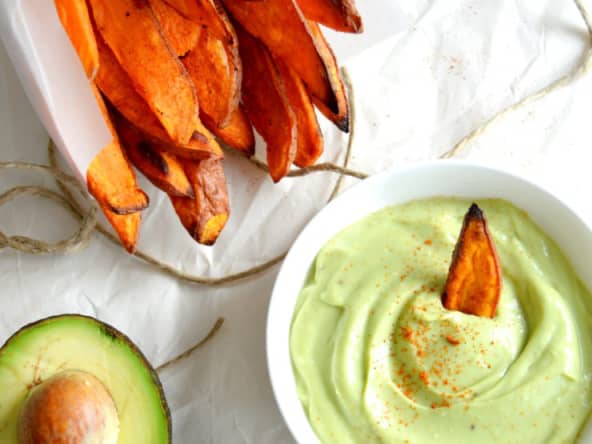 Frites de patates douces épicées et sauce à l'avocat, le snack américain healthy